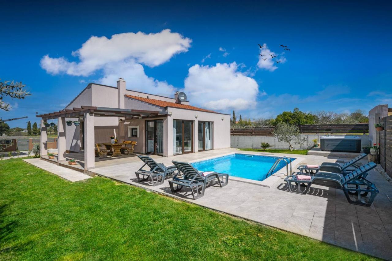 Bobo Family House With Pool Villa Vodnjan Bagian luar foto