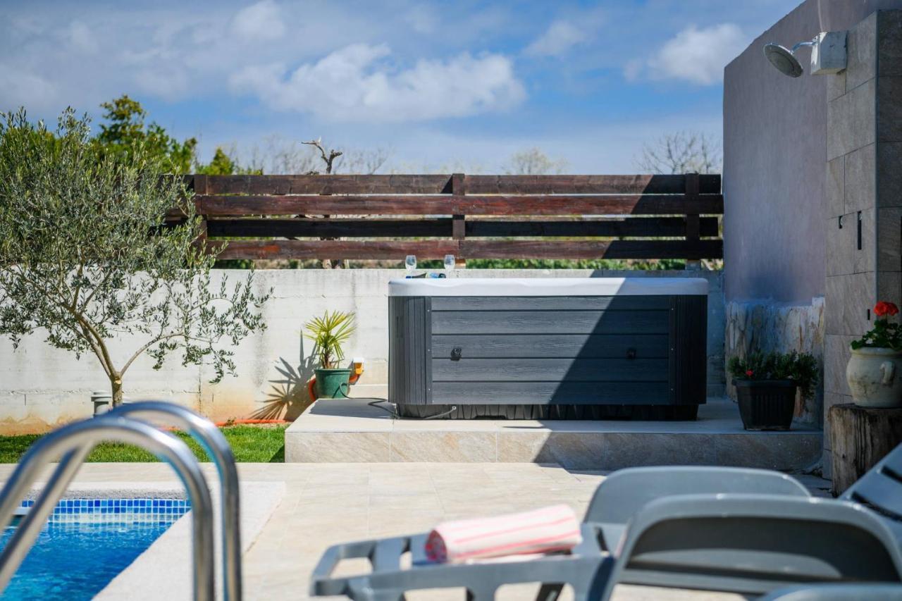 Bobo Family House With Pool Villa Vodnjan Bagian luar foto
